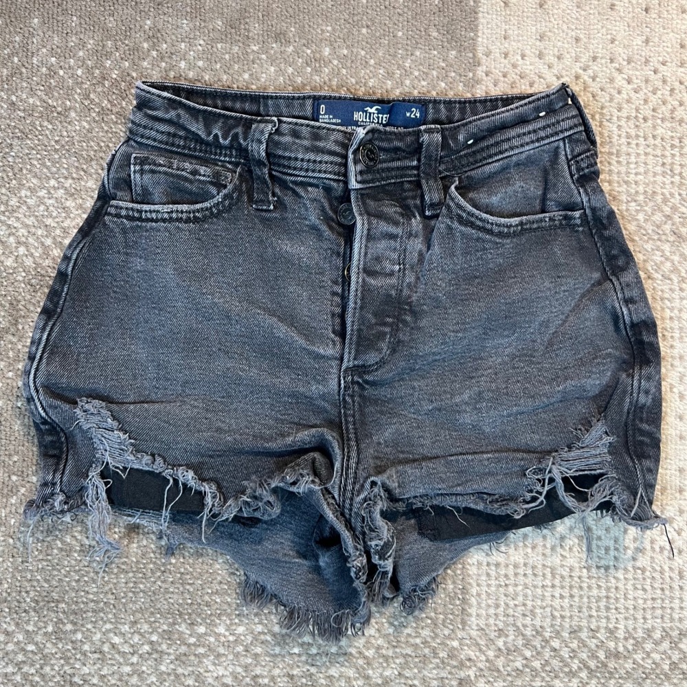 Hollister Curvy Ultra High-Rise Mom Short 3" Black Distressed Denim‎ Size 0 W24